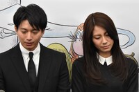 左から向井理、松下奈緒。