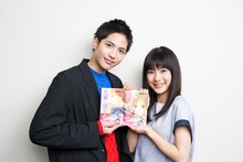 コミックナタリーの特集記事に登場した志尊淳、芳根京子。