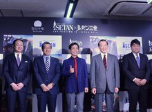 （左から）トムス・エンタテイメントの鈴木義治氏、伊勢丹取締役社長の大西洋氏、栗田貫一、セガサミー会長の里見治氏、日本テレビの中山良夫氏。