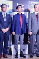 （左から）伊勢丹取締役社長の大西洋氏、栗田貫一、セガサミー会長の里見治氏。