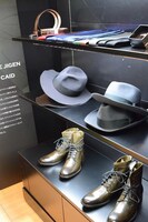 次元をイメージしたハットや靴。