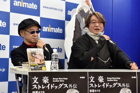 和気あいあいとトークを繰り広げる綾辻行人と京極夏彦。