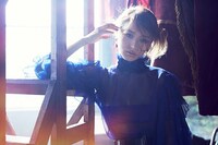 エンディングテーマを担当する加治ひとみ。