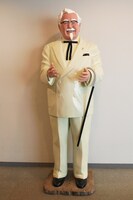 カーネル・サンダース像。