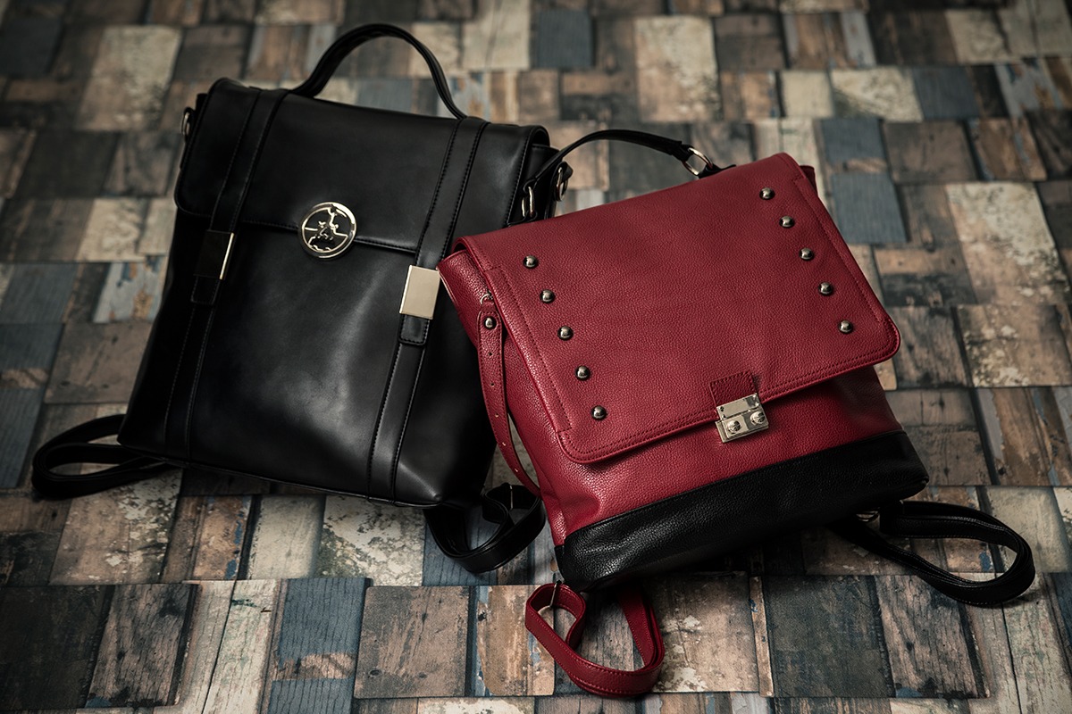 「トライガン ヴァッシュ・ザ・スタンピードモデルショルダーバッグ」と「トライガン ニコラス・D・ウルフウッドモデルショルダーバッグ」。