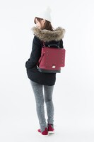 「トライガン ヴァッシュ・ザ・スタンピードモデルショルダーバッグ」の使用イメージ。