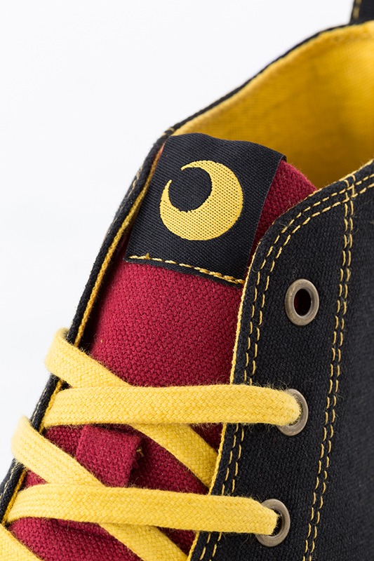 殺せんせーのネクタイと同じ三日月マークが刺繍されたタグ。