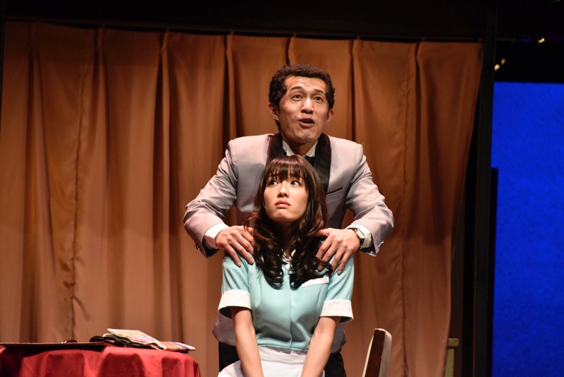 伊藤役の今野杏南と、ホテルの支配人・岩崎役の吉増裕士。