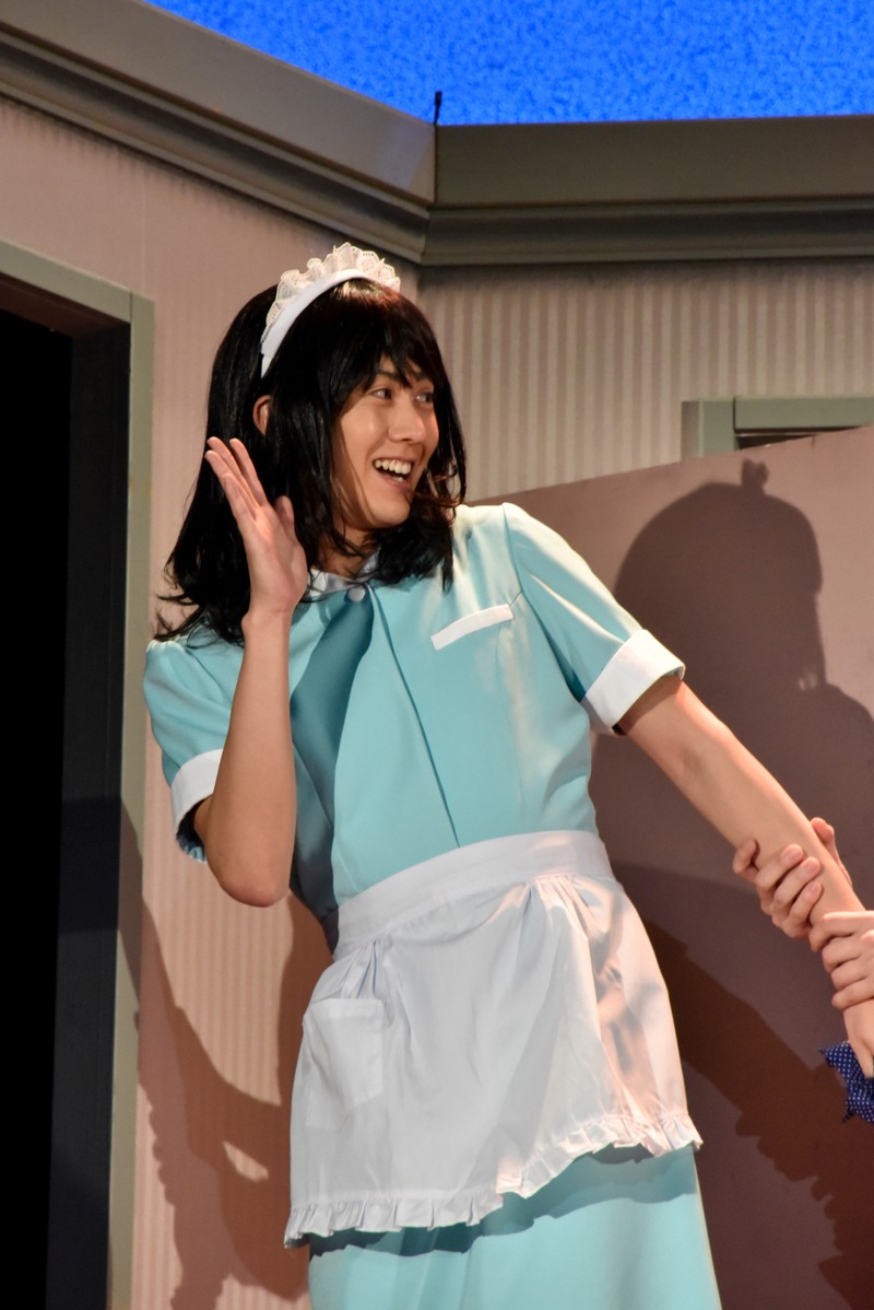 虹男役の太田基裕。