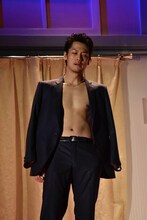 篠崎役の福士誠治。