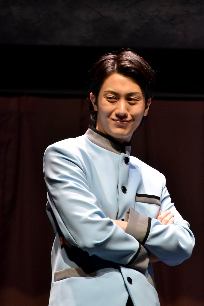 虹男役の太田基裕。