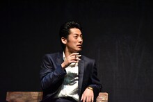 篠崎役の福士誠治。