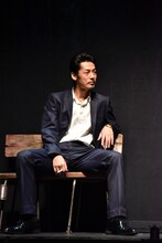 篠崎役の福士誠治。