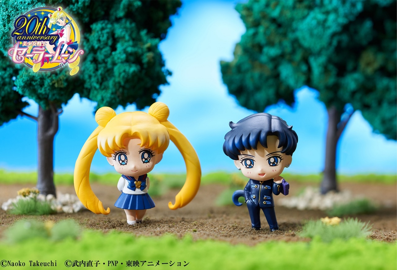 （左から）月野うさぎフィギュアと星野光フィギュア