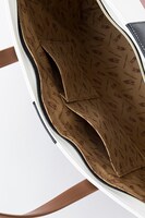 バニーマークとタイトルロゴがあしらわれた裏地。