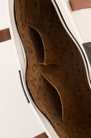 タイガーマークとタイトルロゴがあしらわれた裏地。