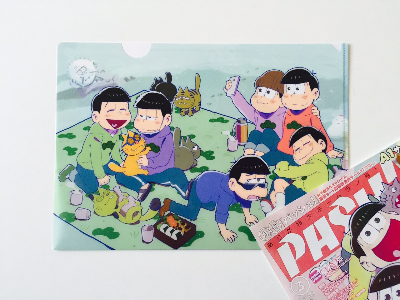 PASH!3月号に付属する「おそ松さん」のクリアファイル。 - 「おそ松