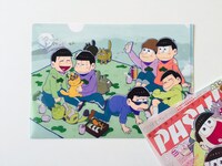 PASH!3月号に付属する「おそ松さん」のクリアファイル。