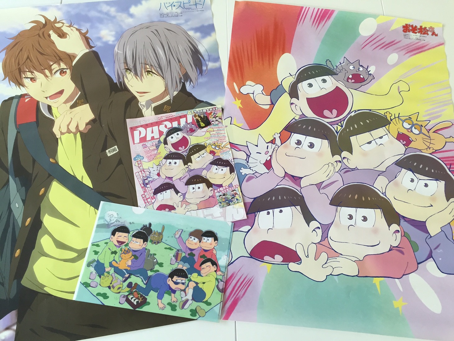 PASH!3月号に付属するポスターとクリアファイル。