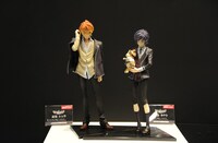（左から）「mensHdge technical statue No.15 ディアボリックラバーズ DIABOLIK LOVERS 逆巻シュウ」と「mensHdge technical statue No.14 ディアボリックラバーズ DIABOLIK LOVERS 逆巻カナト」。