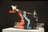 （左から）「mensHdge technical statue No17 K MISSING KINGS 八田美咲」と「mensHdge technical statue No18 K MISSING KINGS 伏見猿比古」。