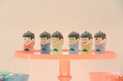 アクアマリンブースにて展示されていた「マトリョッコ おそ松さん」。