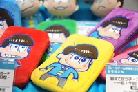 フリューのプライズから登場する「おそ松さん」のアイテム。