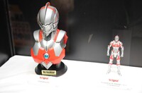 「ヒーローズ」ブースの展示の様子。