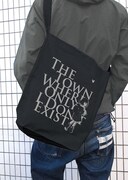 「僕だけがいない街ショルダートート」の使用例。