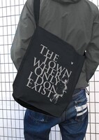 「僕だけがいない街ショルダートート」の使用例。