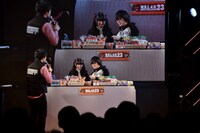 登壇者の席の前には駄菓子がたくさん並べられた。