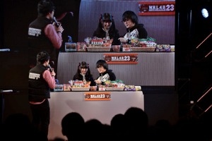 登壇者の席の前には駄菓子がたくさん並べられた。