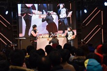 ほたるのスケールフィギュアを注意深く確認する竹達彩奈。