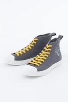 十四松をイメージした黄色のシューレースを付けた図。