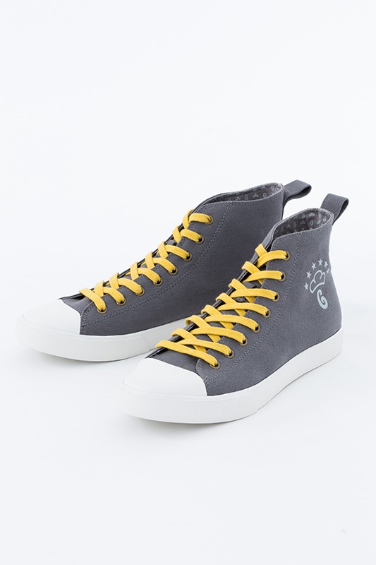 十四松をイメージした黄色のシューレースを付けた図。