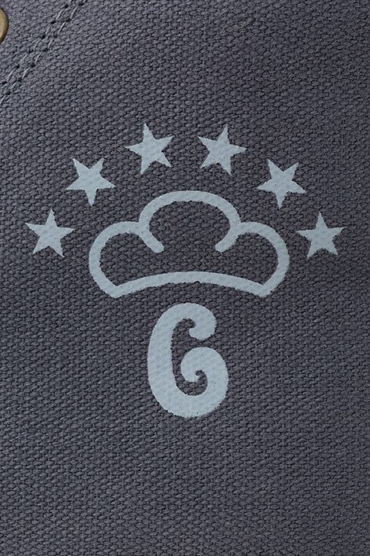 「おそ松さん」スニーカー。