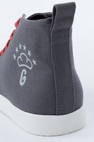 「おそ松さん」スニーカー。