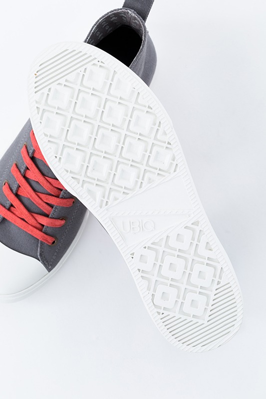 「おそ松さん」スニーカー。