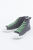 チョロ松をイメージした緑のシューレースを付けた図。