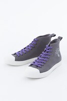 一松をイメージした紫のシューレースを付けた図。