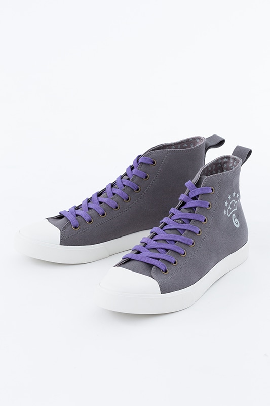 一松をイメージした紫のシューレースを付けた図。