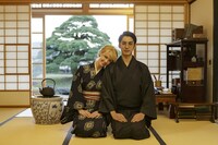 シャーロット・ケイト・フォックス扮する高台アンと、大野拓朗扮する高台茂正。