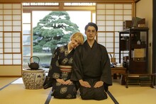 シャーロット・ケイト・フォックス扮する高台アンと、大野拓朗扮する高台茂正。