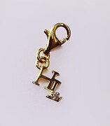 「同級生」オリジナルチャーム “イニシャル”（3200円）