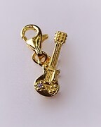 「同級生」オリジナルチャーム “ギター”（3200円）