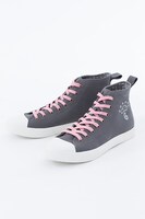 トド松をイメージしたピンクのシューレースを付けた図。