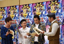 公開アフレコを行う（左から）ジャングルポケット、ケンドーコバヤシ。