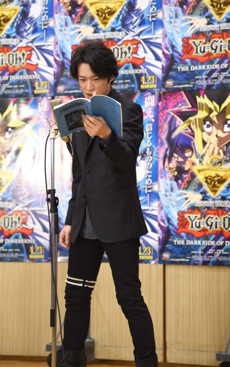 模擬アフレコに臨む津田健次郎。