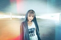 アニメ「ばくおん!!」オープニングテーマ「FEEL×ALIVE」を歌う佐咲紗花。