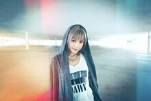 アニメ「ばくおん!!」オープニングテーマ「FEEL×ALIVE」を歌う佐咲紗花。